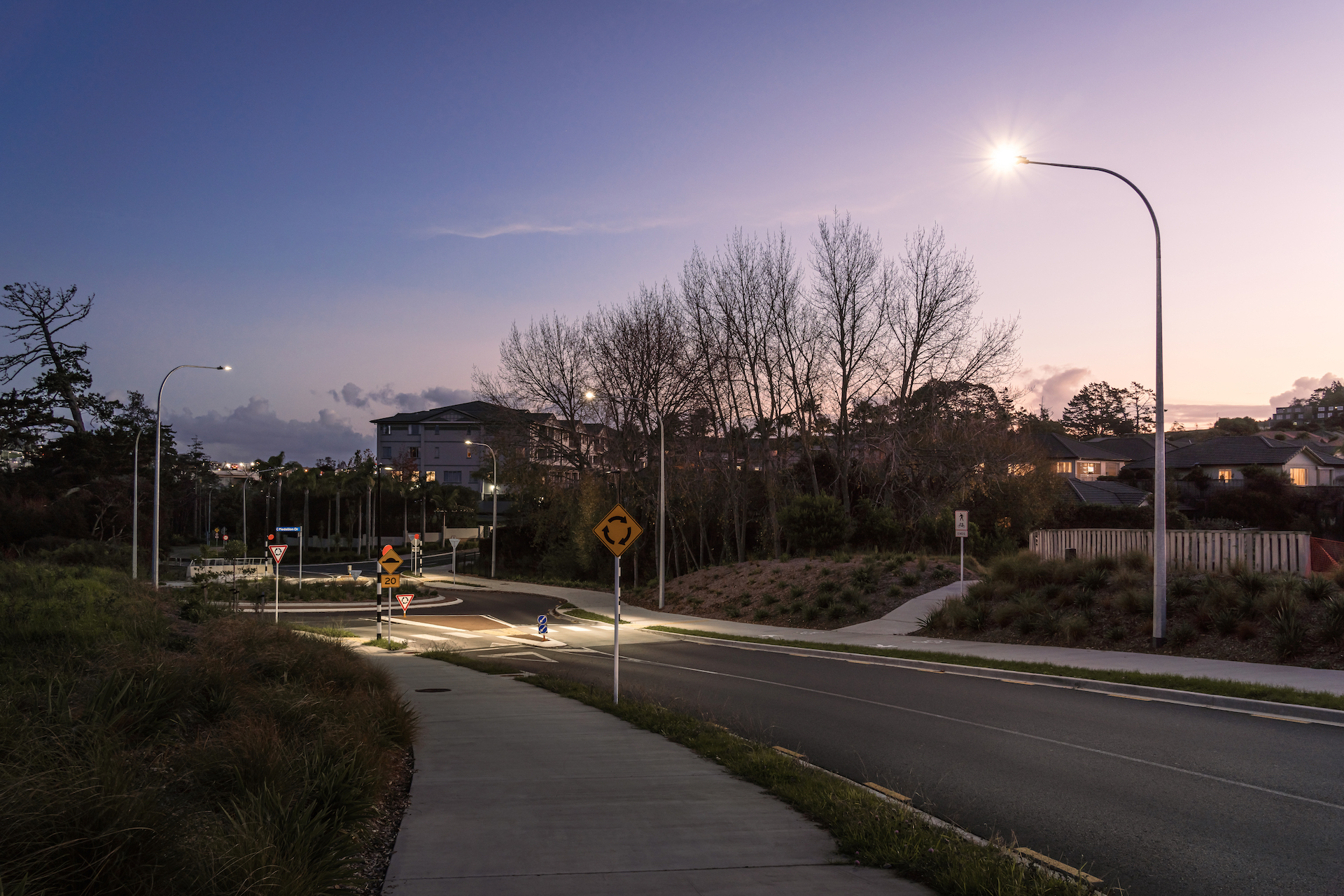 Medaillon Drive roadway at night illuminated by ibex lighting solutions.