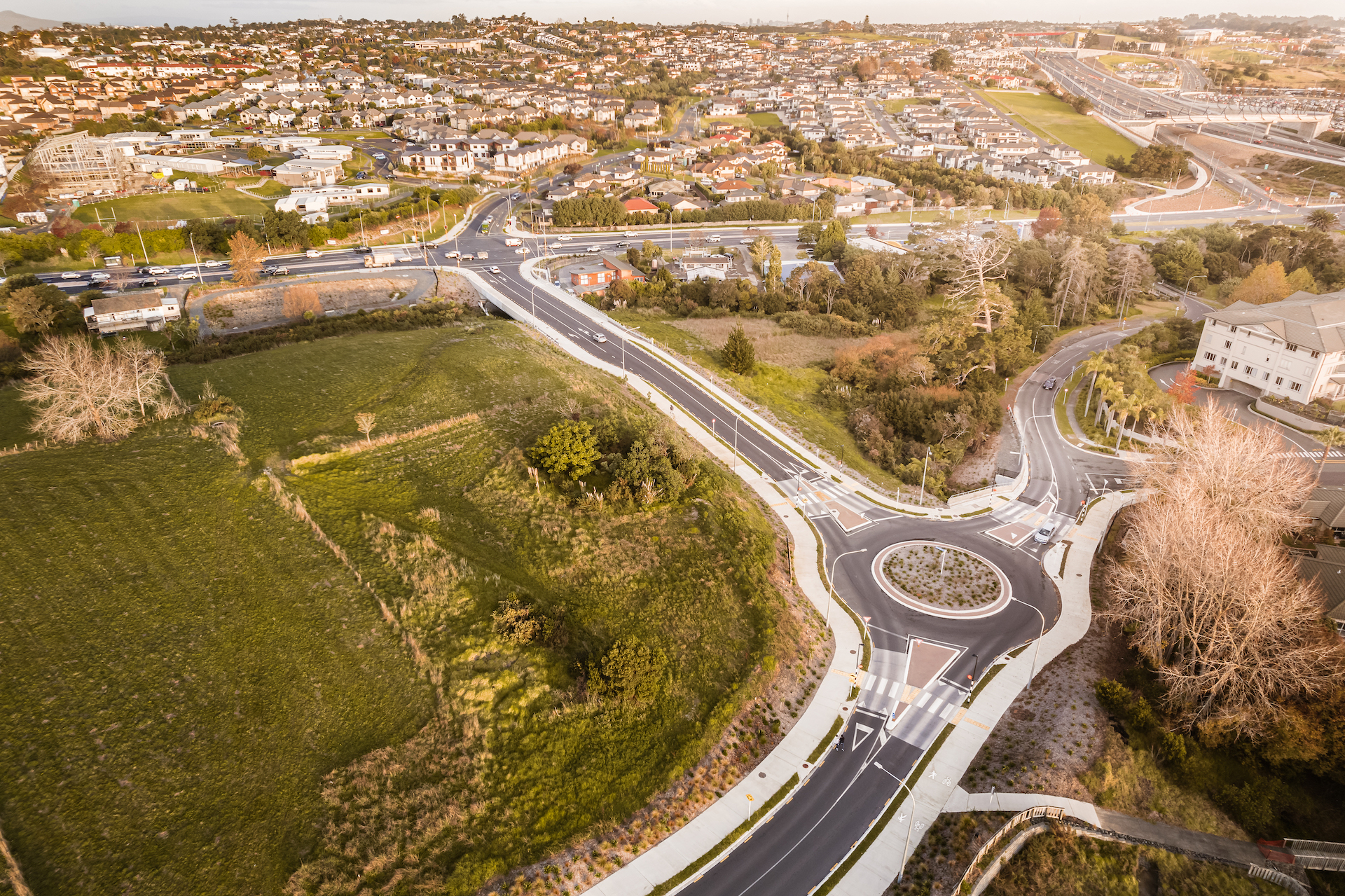 Medaillon Drive roundabout overview illuminated by ibex lighting solutions.