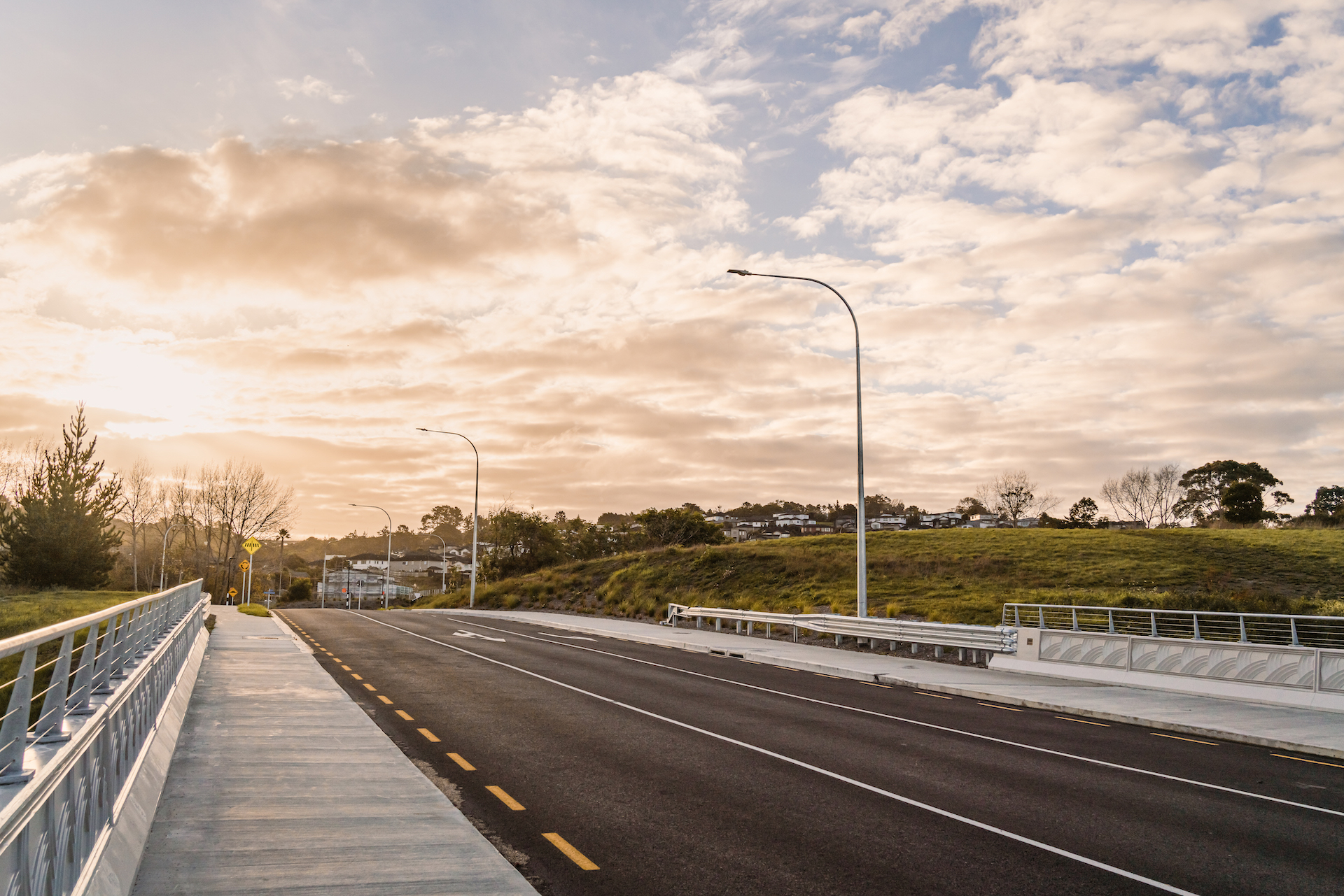 Medaillon Drive side road illuminated by ibex lighting solutions.